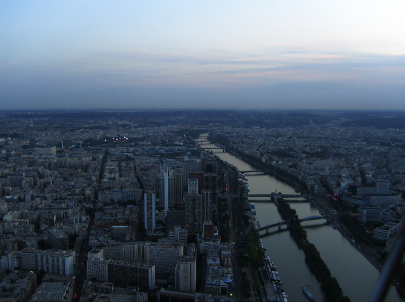 Вид в сторону Front de Seine с 3-го яруса Эйфелевой Башни