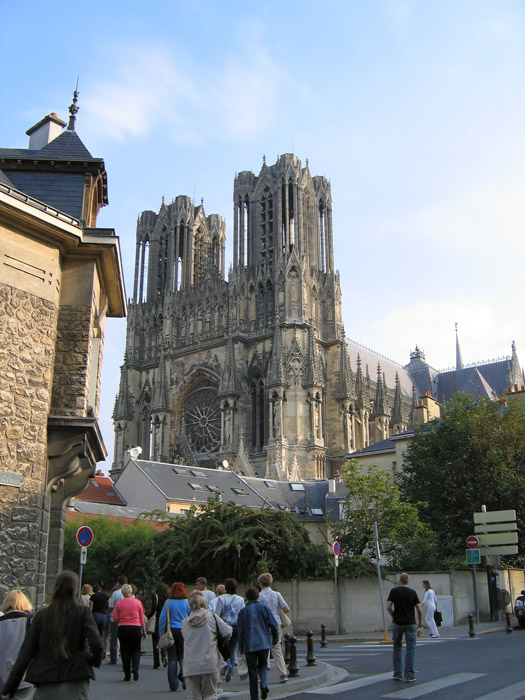 Вид на Notre-Dame de Reims от Rue des Fuseliers