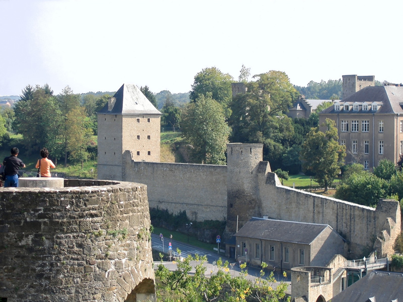Крепостная стена и башни на реке Альзетте