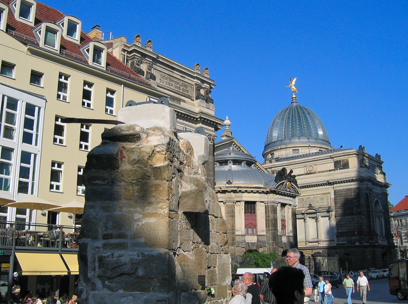 Академия искусств и фрагмент купола Frauenkirche