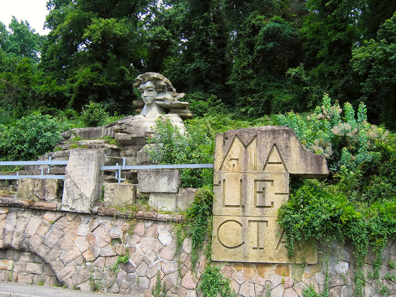 скульптура у фонтана Мацеста