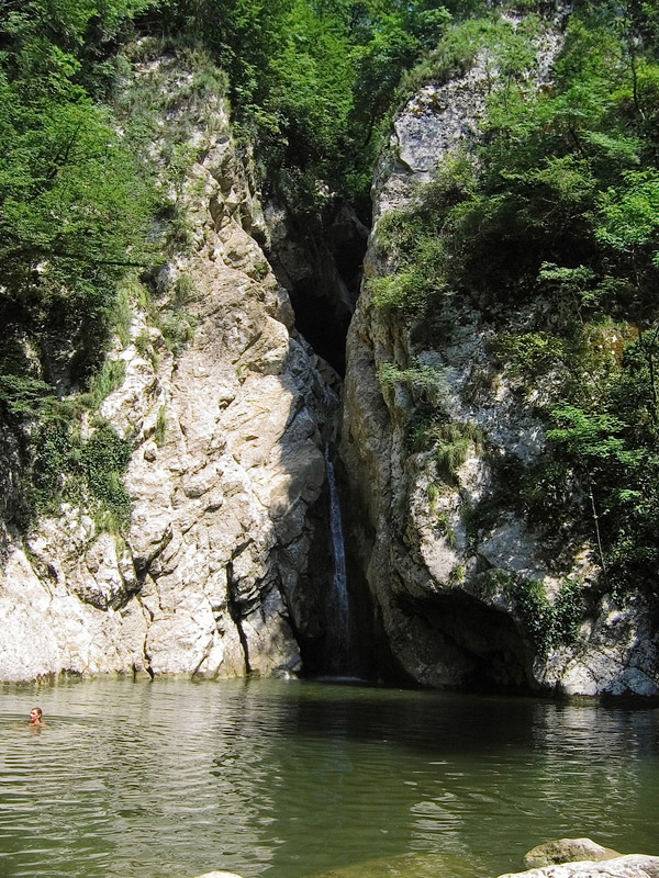Нижний Агурский водопад