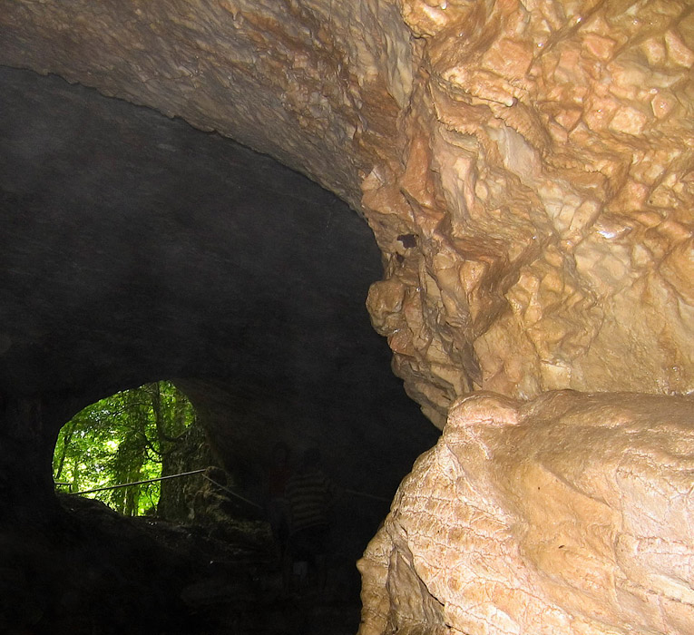 Виден вид на выход из пещеры