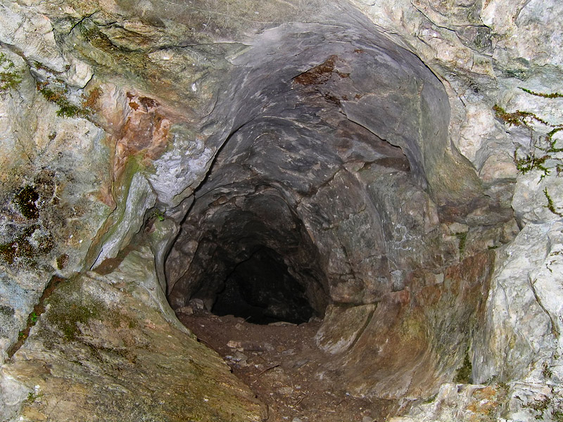 Пещера у тропы