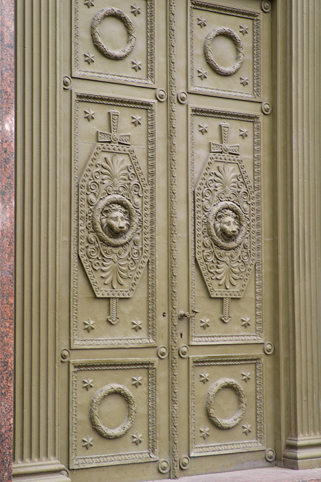 Двери здания Главного штаба