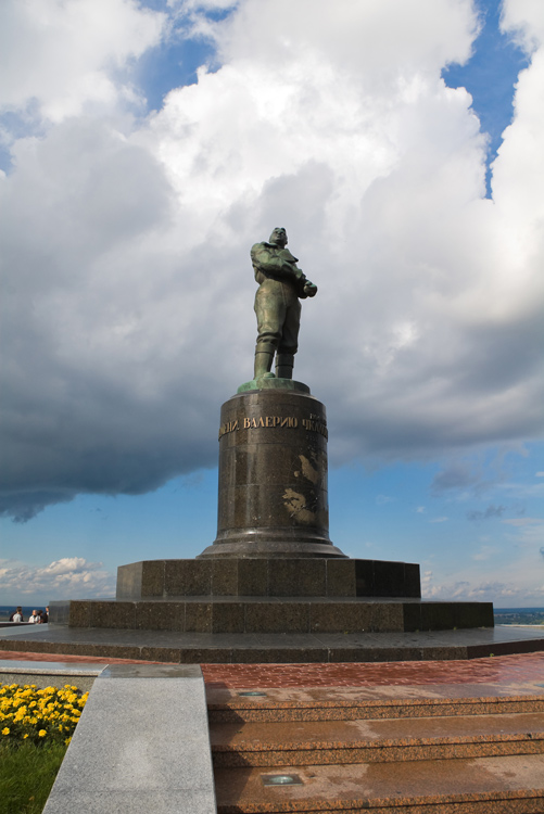 памятник Чкалову