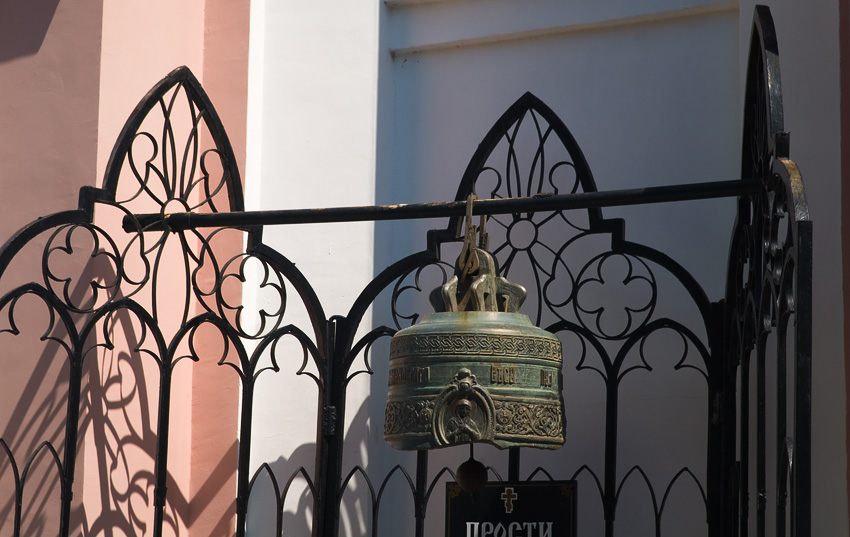 разбитый колокол у церкви Иоанна Златоуста