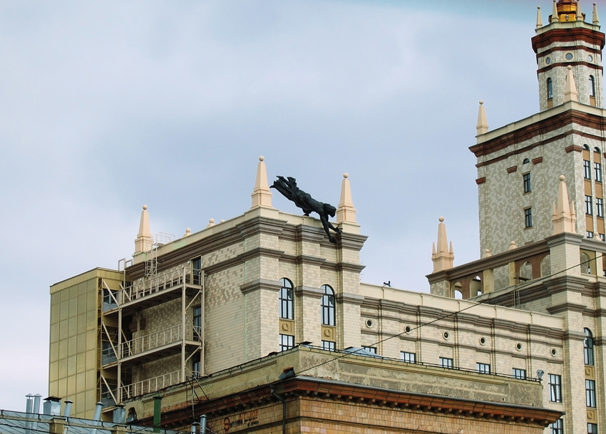 Скульптура Прометей на главном корпусе ЮУрГУ