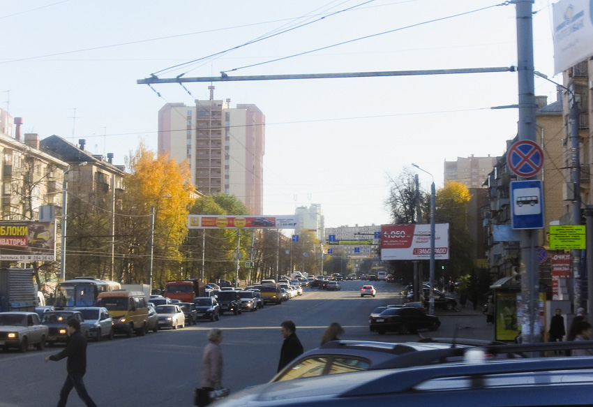 Перекресток улицы Энгельса и проспекта Ленина