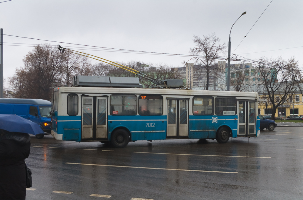 Троллейбус № 7012 маршрута № 28 разворачивается на кольце "Метро "Таганская""